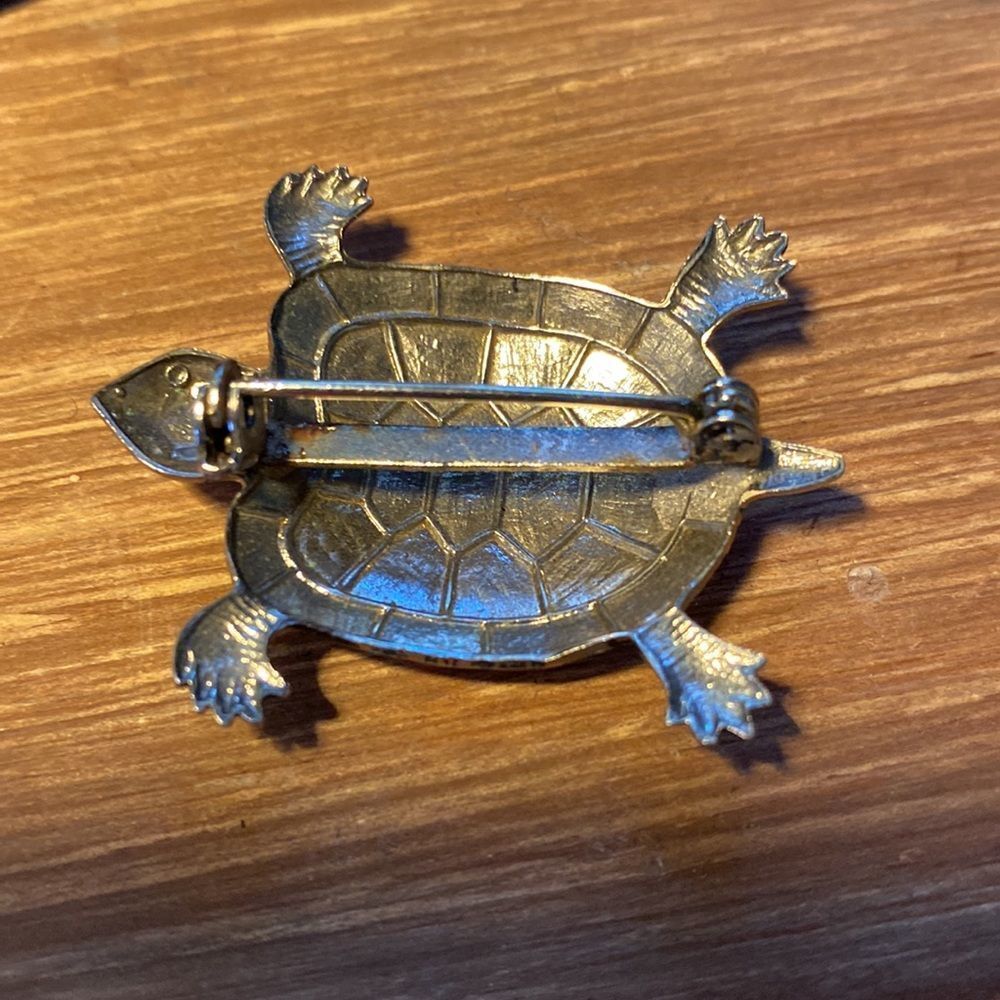 Miniature Turtle Brooch Pin - Picture 3 of 4